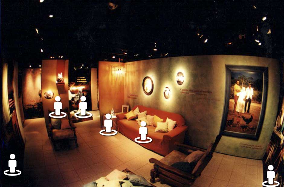 Esta foto em cores mostra espa&ccedil;o interno de uma casa. Mais pr&oacute;ximo &agrave; c&acirc;mera, nota-se com clareza um sof&aacute;, uma poltrona e uma mesa de centro. Ao fundo, mais partes da moradia.