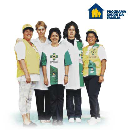 Fotografia que mostra cinco mulheres vestidas com uniformes que contêm logotipo do “Programa Saúde de Família”.