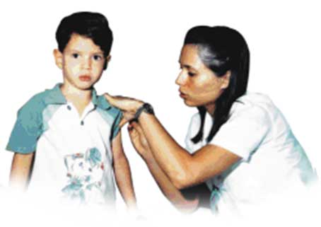 Foto de uma profissional da saúde vacinando menino.