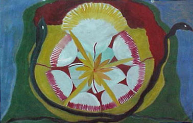 O centro desta mandala é uma flor amarela. Ao redor, sete formas convexas brancas com as bordas cor de rosa estão lado a lado, no sentido circular. Na parte inferior, duas serpentes se cruzam, de modo que as cabeças fiquem para cima. O fundo, que só aparece nas laterais, é azul.