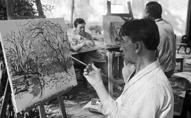 A fotografia mostra Emygdio de Barros pintando.