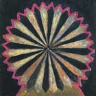 A pintura, em fundo preto, revela mandala raiada alternadamente em tons de marrom e preto. Os raios partem do centro, cujos traços começam mais finos e vão ficando mais grossos, onde terminam em pontas, contornadas por um traço rosa. 