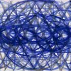 Mandala predominantemente azul em fundo branco. São vários círculos sobrepostos, em diferentes tamanhos. Existem ainda traços multidirecionais e um grande círculo tange as laterais da tela.