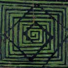 A mandala traçada em preto vem da sobreposição de duas espirais quadradas sobre fundo verde. A primeira inicia-se exatamente no centro da imagem, desenhada na posição da tela e segue o sentido horário. A segunda espiral segue o sentido oposto, tem somente duas voltas e os traços estão em diagonal com a primeira. 
