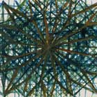 Mandala formada por desenhos angulosos, em sentido circular. São losangos bem estreitos e compridos, cujos vértices mais agudos estão unidos exatamente no centro da imagem, originando uma forma estelar. Sob eles, inúmeras linhas azuis cortam a tela em todos os sentidos e direções. Apesar disso, nota-se que formam pequenos quadriláteros ao se interceptarem. Quase imperceptíveis, em azul, camadas crescentes de círculos. 