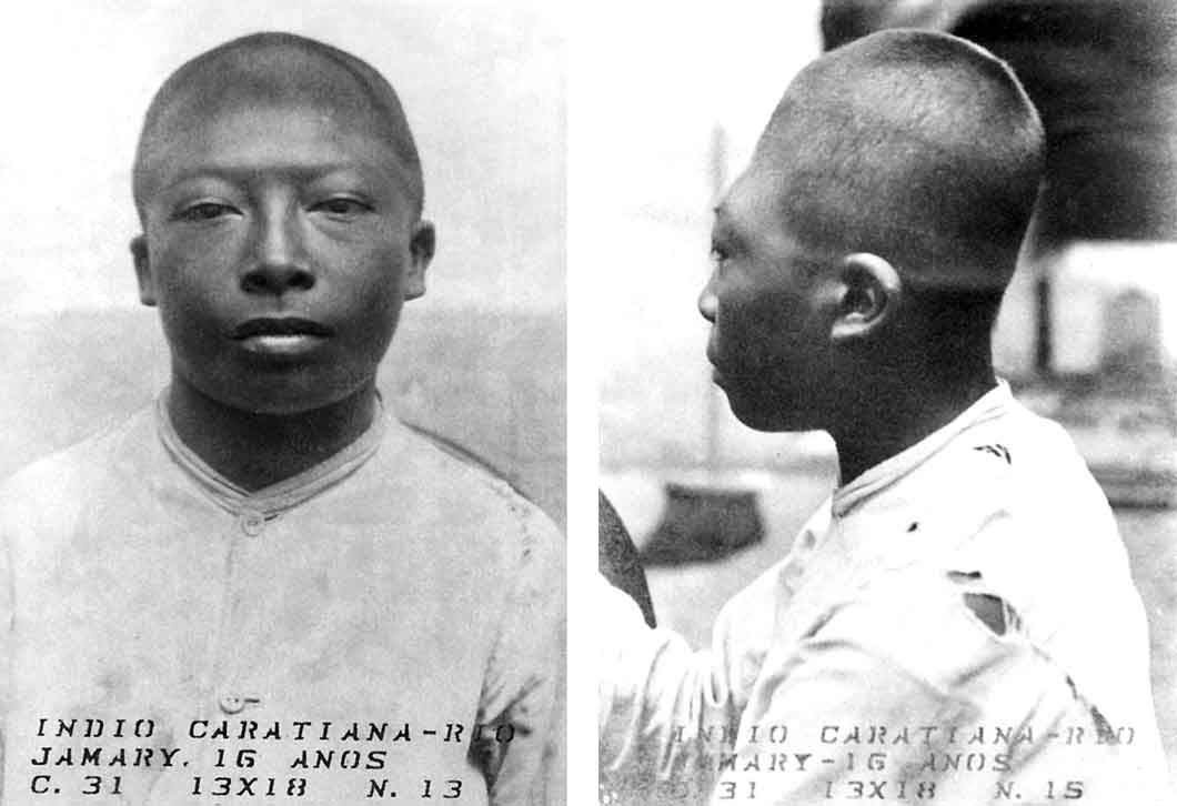 Duas fotos, em preto e branco, mostram um homem indígena de frente e de lado, onde se observa o crânio alongado para cima.