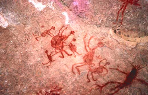 Imagem onde se vê desenhos de pessoas dispostas de maneira a formar um círculo. Percebe-se que algumas seguram objetos.