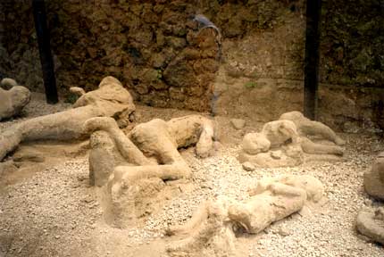 Fotografia mostra ossos aparentes no chão.