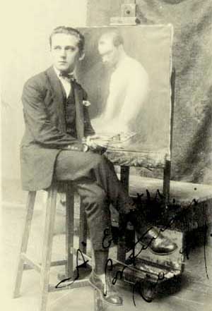 A fotografia, em preto e branco, exibe um rapaz ao lado de uma tela. Posicionado na diagonal para a direita, está sentado em uma banqueta. O jovem tem feição séria e desvia o olhar da câmera. Ele veste camisa clara, além de terno e sapatos escuros. As mãos estão sobre o colo e as pernas, cruzadas. Na tela, que está ao lado esquerdo do rapaz, e é possível ver a figura de um homem. O fundo da fotografia apresenta um grande pano escuro cobrindo parte da parede clara. 