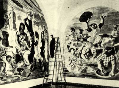 A fotografia, em preto e branco, mostra duas altas paredes totalmente pintadas e um homem em pé em uma escada. As paredes se encontram no centro da imagem, formando um ângulo de noventa graus. O artista usou toda a extensão das superfícies e produziu telas gigantes que retratam pessoas em diversas cenas. Sobre uma escada posicionada entre as paredes, há um homem em pé, olhando para a tela à esquerda. 