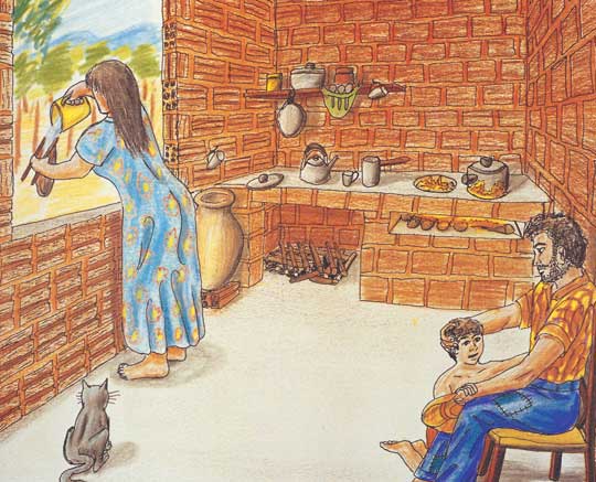 Este desenho em cores mostra cena de uma família dentro de moradia. À esquerda, com o tronco projetado para fora da janela, uma mulher despeja um líquido dentro de um recipiente. Aos pés descalços dela, nota-se um gato sentado no chão. No fundo da imagem, há um fogão de lenha sobre o qual se veem várias panelas. À extrema direita, um homem está sentado em uma cadeira junto a um menino que está ajoelhado no chão. Todas as paredes do local são de tijolos aparentes. 