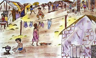 O desenho mostra cena cotidiana de uma comunidade simples. Em primeiro plano, notam-se um garoto cozinhando em panela no chão, uma senhora estendendo roupas em um varal improvisado e uma casa pequena com paredes desgastadas. À esquerda e à direita, várias pessoas transitam, conversam e trabalham em meio às demais casas do local.