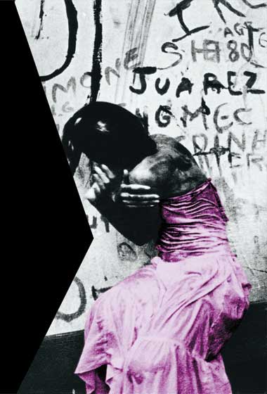 Esta imagem mostra mulher encolhida, protegendo-se com as mãos. Destaca-se o vestido dela, na cor rosa.