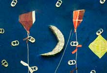 Esta imagem mostra ilustração de uma favela ou comunidade, com pequenas casas erguidas desordenadamente em solo com elevações e depressões. O fundo foi preenchido com um céu azul, enfeitado por pipas coloridas. Nota-se ainda que esta parte do firmamento fica entre uma parte e outra de um morro.